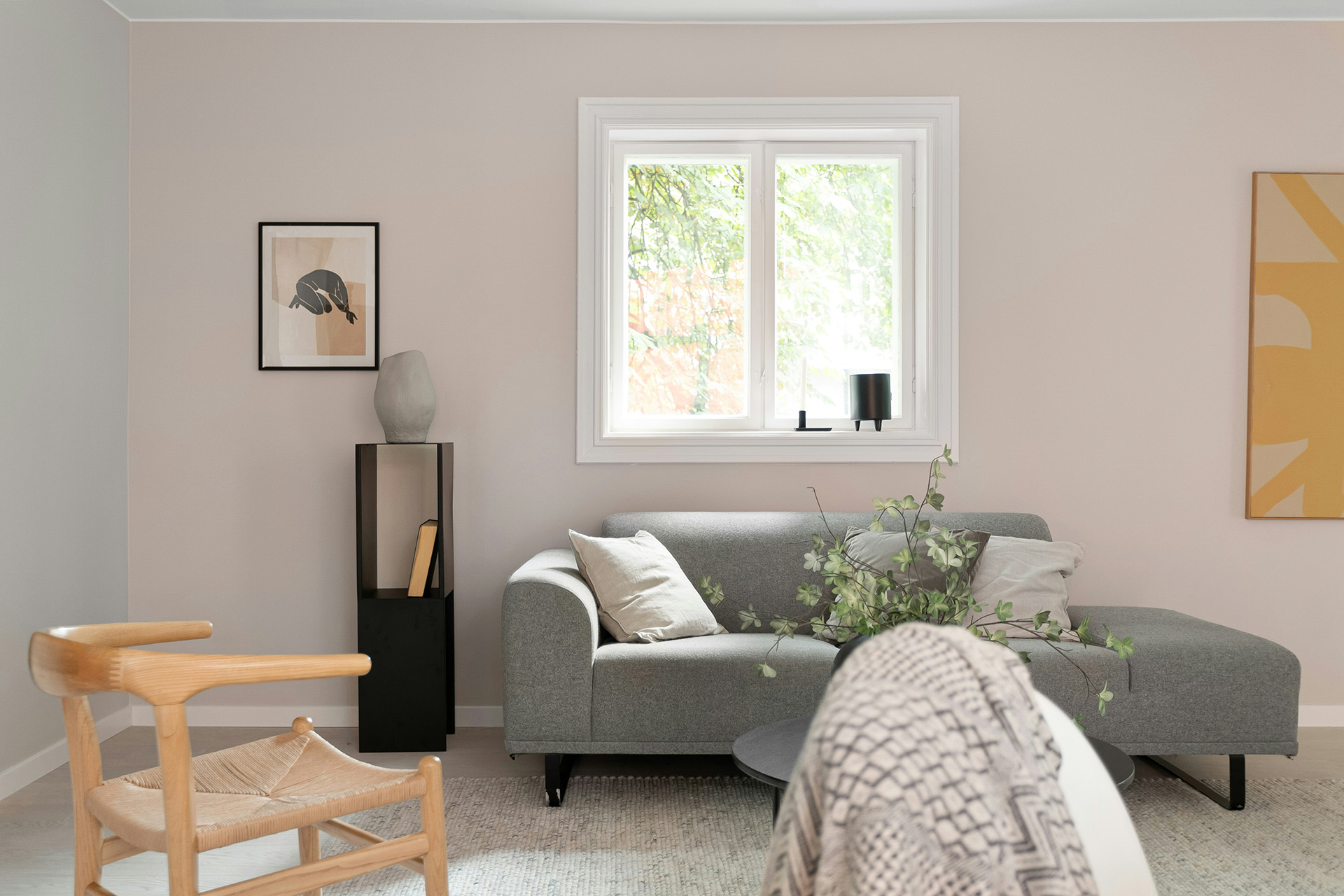 Lägenhet med soffa och andra möbler